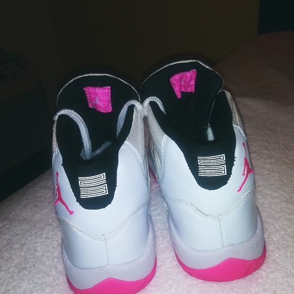 Women Jordan 11 - Picture 3 of 4